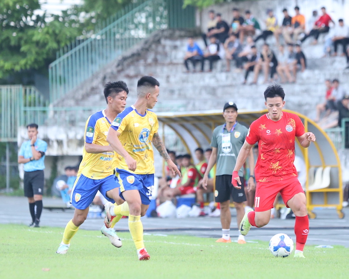 Đồng Tháp (áo vàng) giờ đang thoi thóp ở giải hạng Nhất. Ảnh: Quốc An
