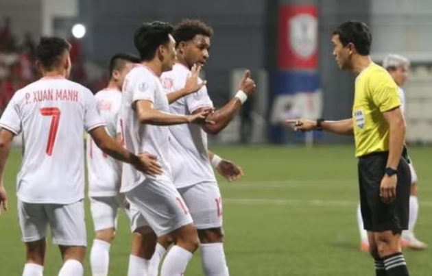 Trọng tài Kim Woo-sung.