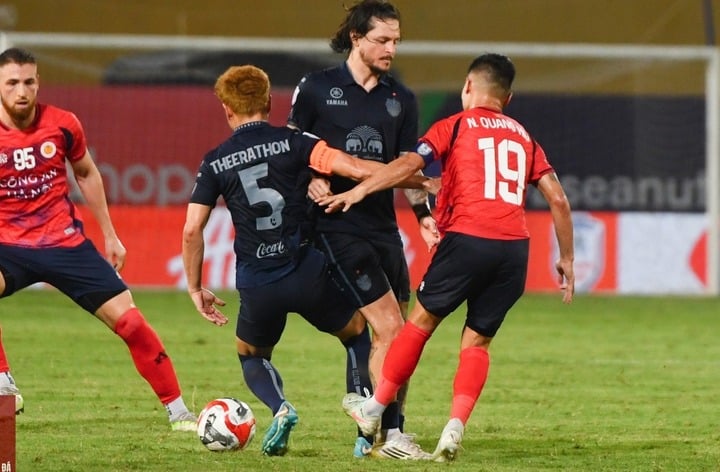 Quang Hải phạm lỗi với Theerathon Bunmathan.