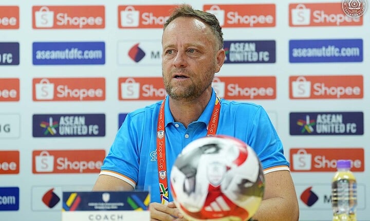 HLV Alexandre Polking trong buổi họp báo trước trận đấu.