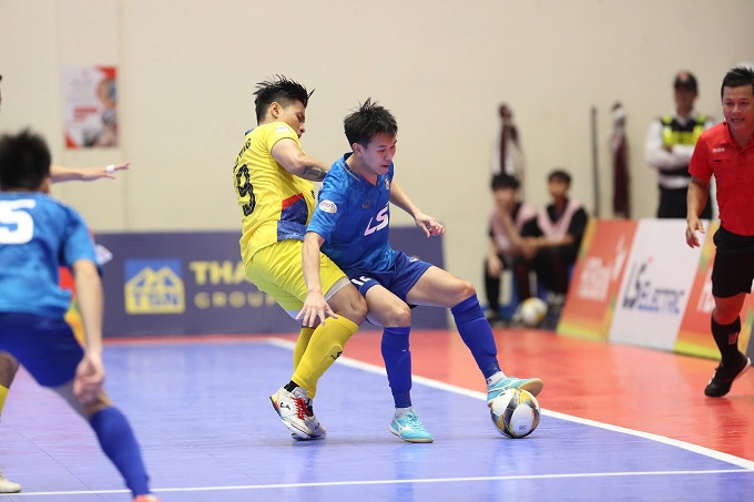 Thái Sơn Bắc (áo xanh) sẽ gặp thách thức lớn trước Sahako. Ảnh: Đức Cường