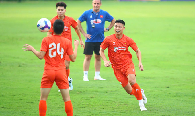 Bùi Tiến Dũng là trung vệ trái số 1 của HLV Kim Sang Sik trong thời gian qua - Ảnh: Minh Tuấn