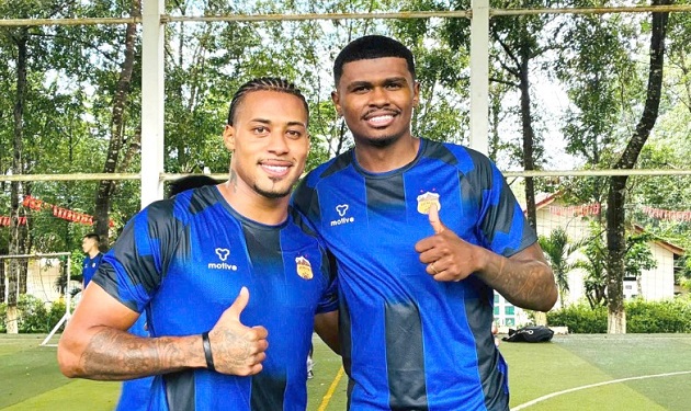 Gabriel Conceicao (trái) và tiền vệ Khevin Fraga